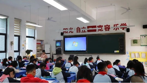 中小学校装上了<i style='color:red'>护眼教室灯具</i>，呵护中小学生“明眸亮睛”