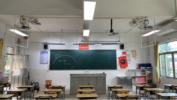 2023年前中小学校都要换成专用教室护眼灯吗？华辉教育照明告诉您~