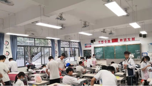 中小学生怎样预防近视呢？近视防控不可忽视的是教室照明