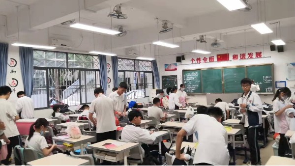 关爱学生，中小学校要从护眼健康的教室照明开始